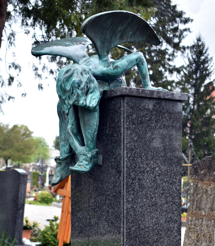 Innsbruck - Angel playing with his shoe