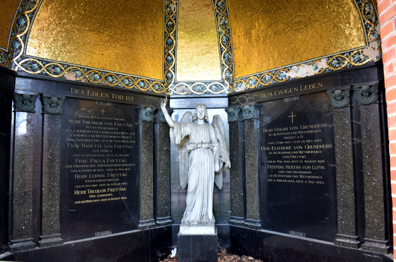 Munchen Nordfriedhof - Freytag mausoleum