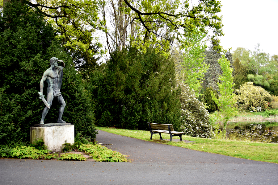 Hannover Stockener Friedhof - panorama with Fassnacht sculpture