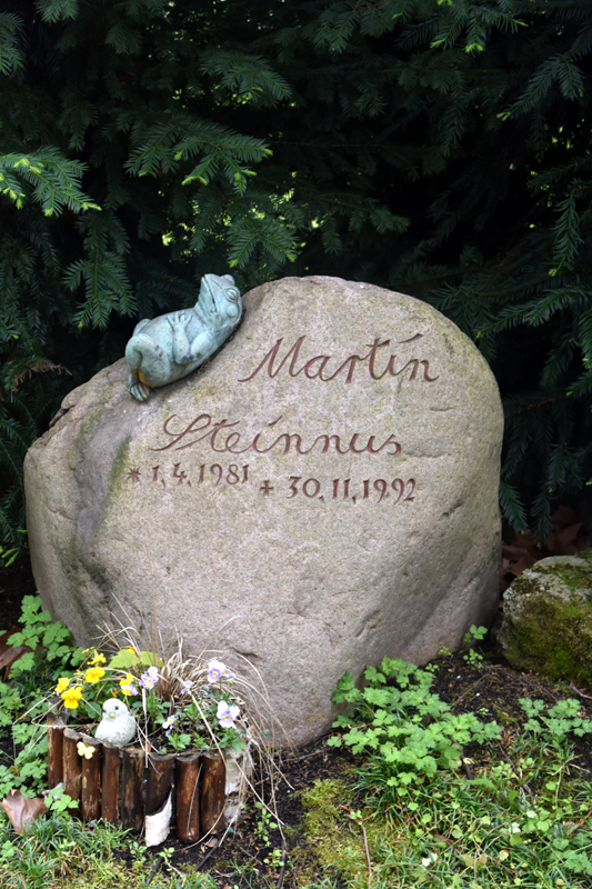 Koln Melaten-Friedhof - Grabstein mit Froggie