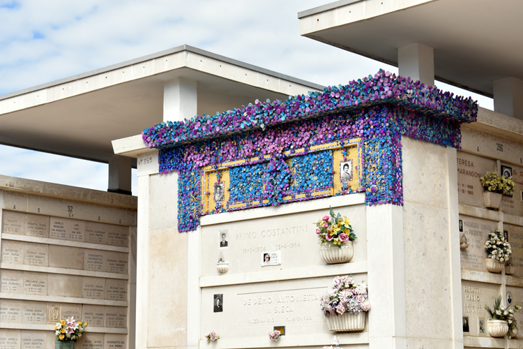 Venezia Cimitero San Michele - niche decorated with purple/blue flowers