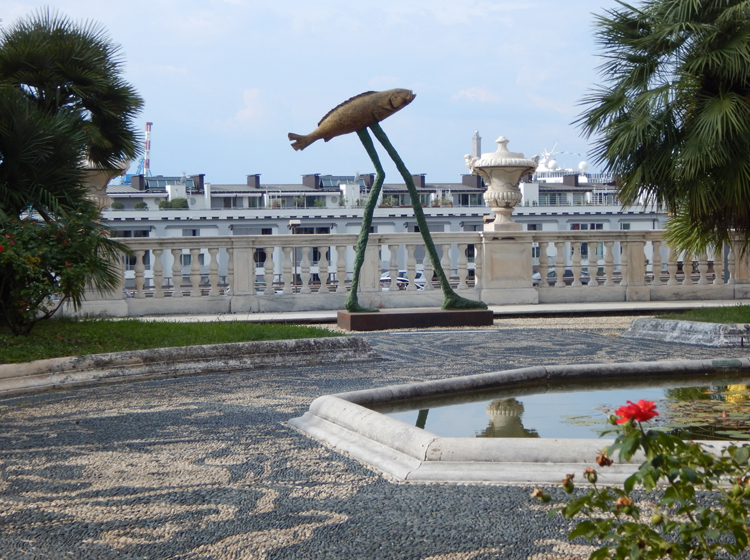 Palazzo Reale, Genova, fish walking sculpture