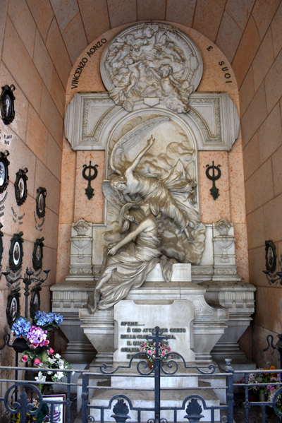Savona - Cimitero - Tomba Famiglia Aonzo - guiding angel