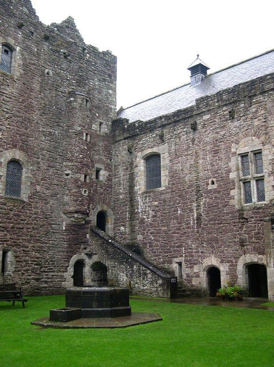 Doune - courtyard 1