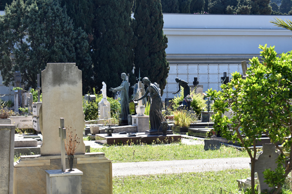 statues in similar 'reaching-out' positions, Cimitero di Bonaria, Cagliari