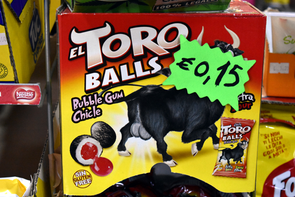 El Toro Balls candy display, railway station, Siena