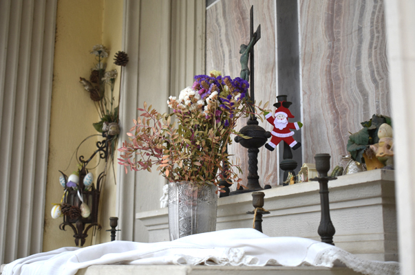 Santa Claus on tomb altar, Cimitero Antella (Firenze)